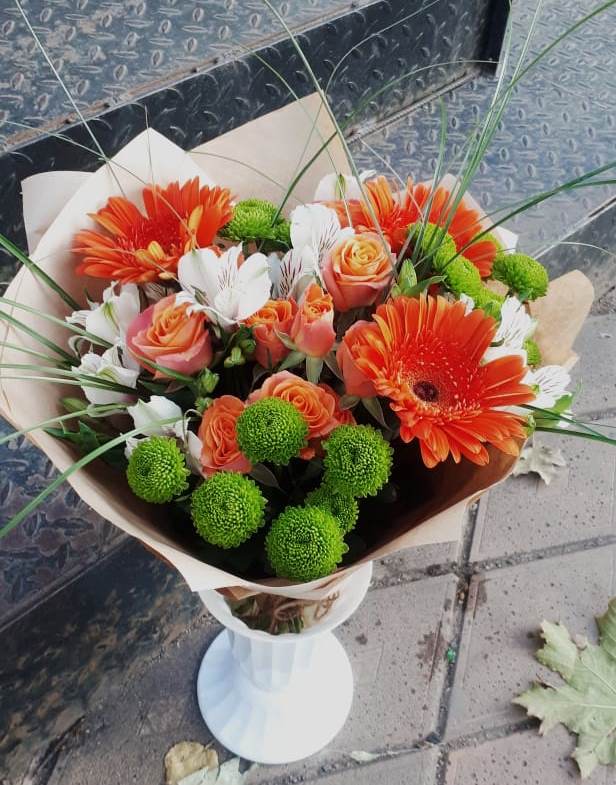 Букет цветов из: Герберы, Хризантемы, Альстромерии и Розы в Прогрессе