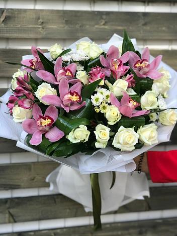 Букет цветов из: Розы и Хризантемы в Прогрессе