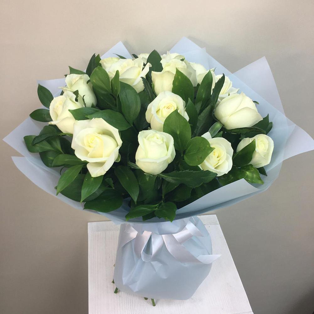 Букет 15 Белых роз Проуд в Прогрессе