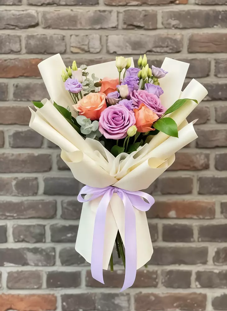 Букет цветов из: Лизиантусы и Розы в Прогрессе