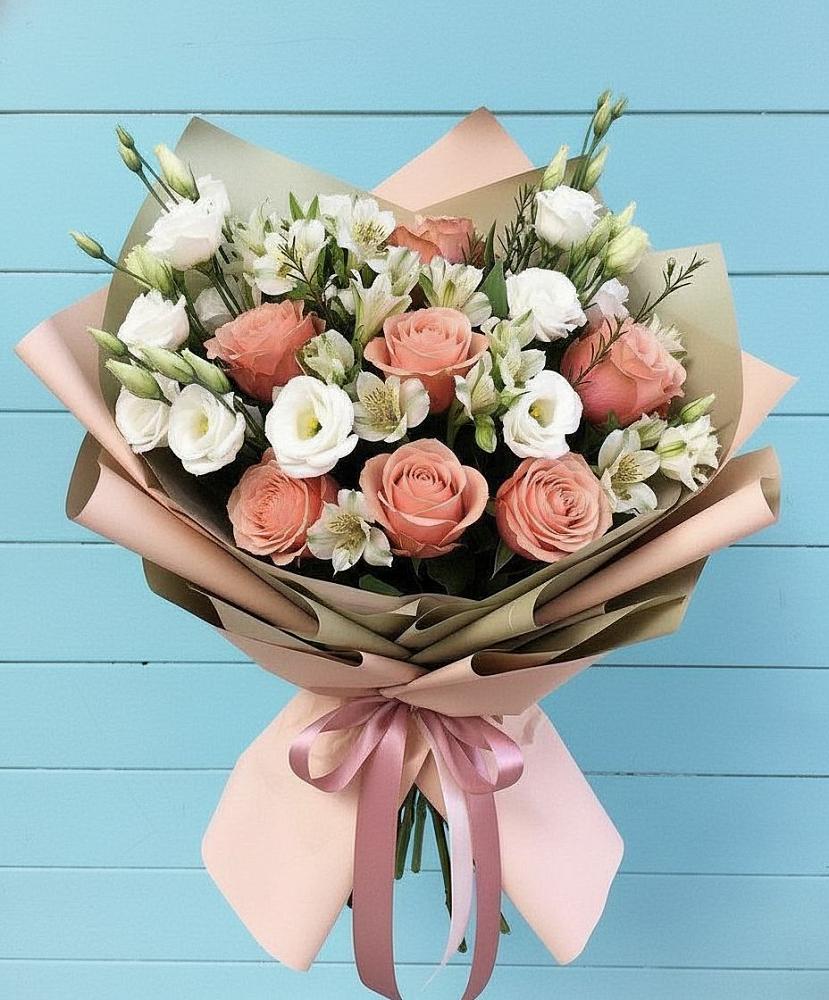 Букет цветов из: Розы, Альстромерии и Лизиантусы в Прогрессе