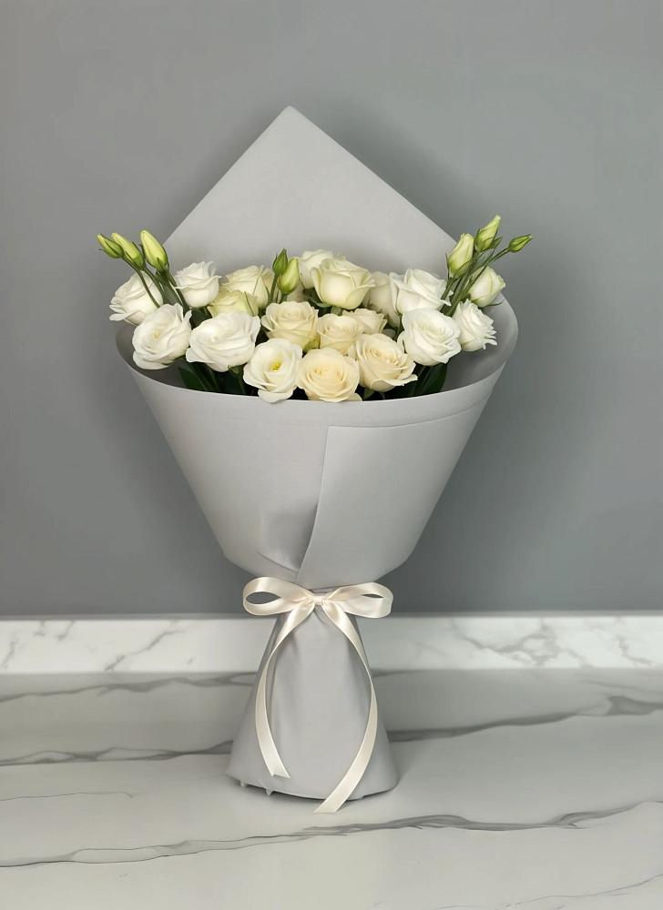 Букет цветов из: Розы и Лизиантусы в Прогрессе