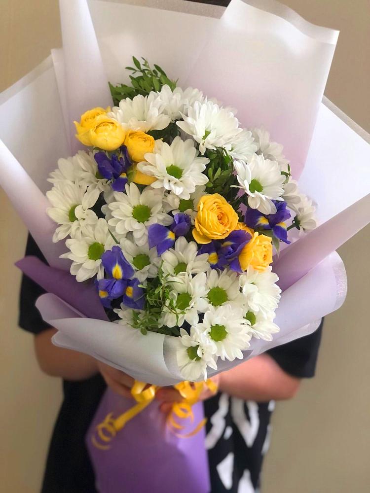 Букет цветов из: Ирисы, Хризантемы и Розы в Прогрессе