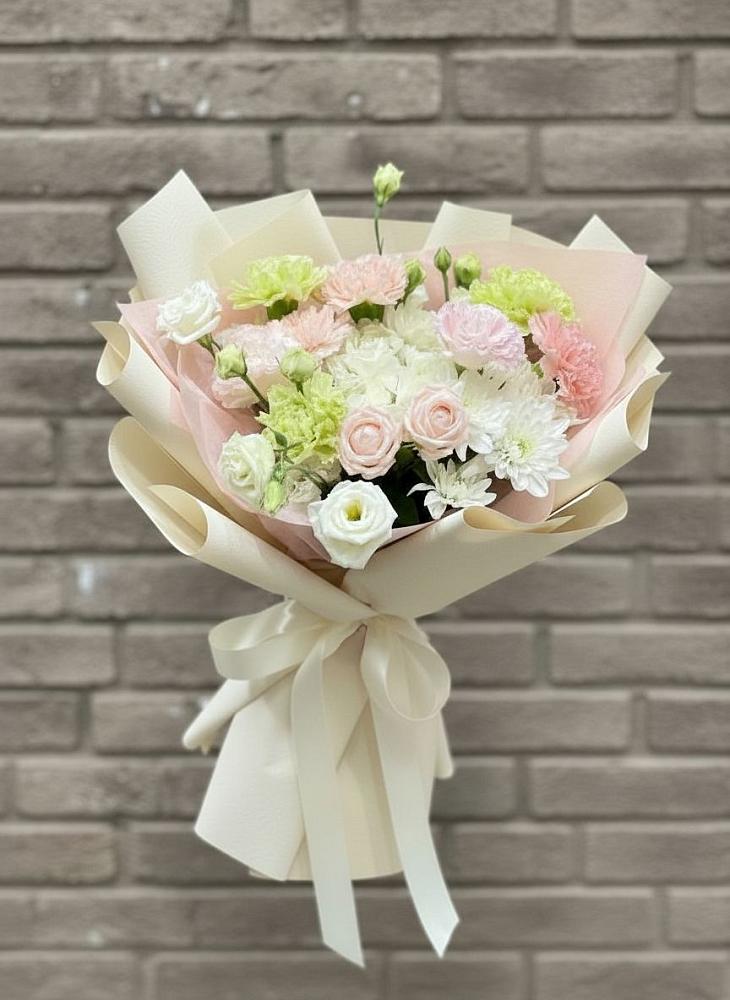 Букет цветов из: Гвоздики, Розы, Лизиантусы и Хризантемы в Прогрессе