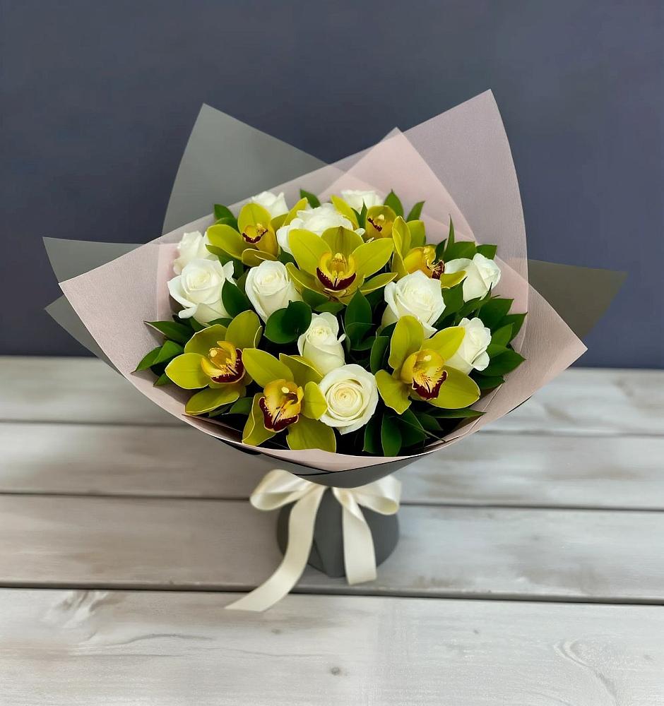 Букет цветов из: Орхидеи и Розы в Прогрессе