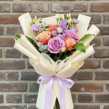 Букет цветов из:  Лизиантусы и Розы в Прогрессе