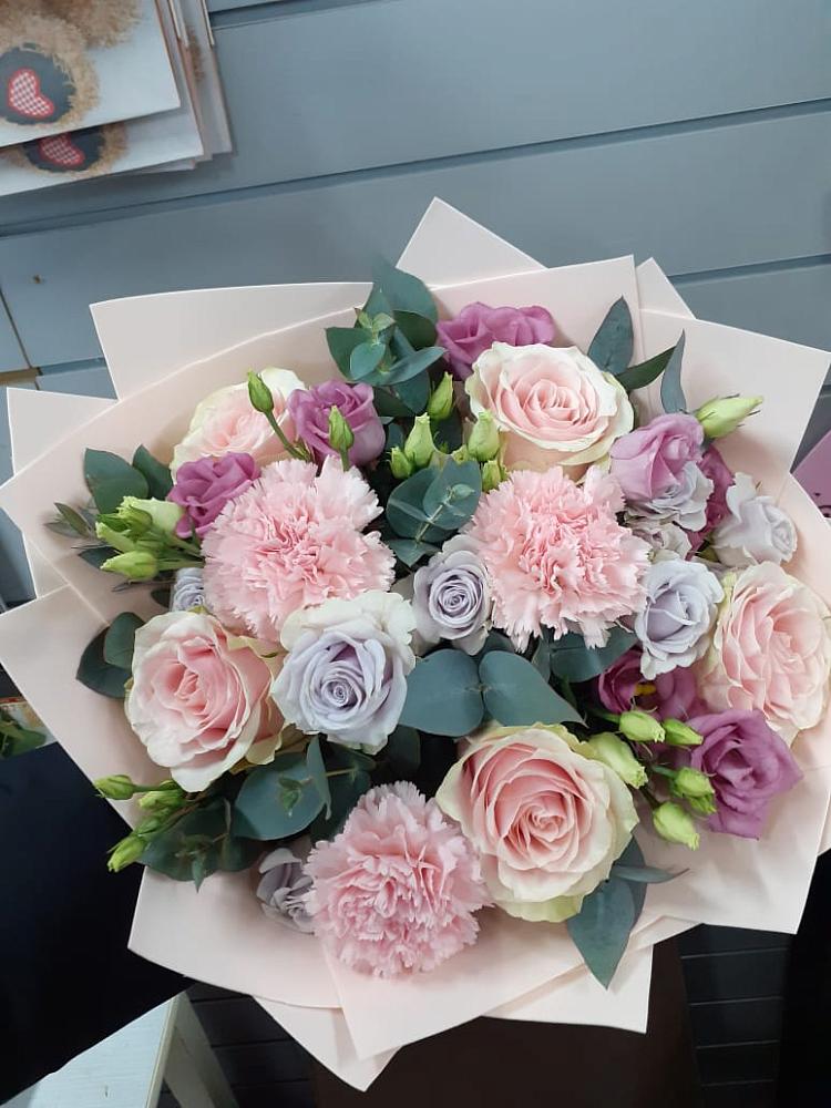 Букет цветов из: Розы, Гвоздики и Лизиантусы в Прогрессе