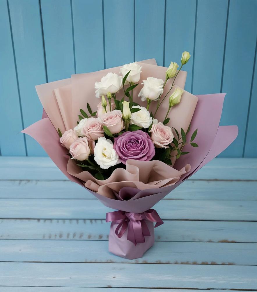 Букет цветов из: Розы и Лизиантусы в Прогрессе